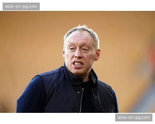 前英超防守教练加盟某中超队,负责提升防线组织与造越位战术