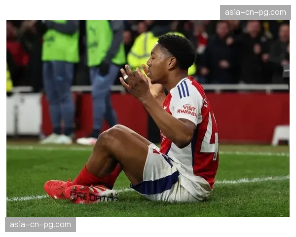 镜头记录:阿森纳小将完成绝杀后,看台巨型LED屏实时同步其家人庆祝画面