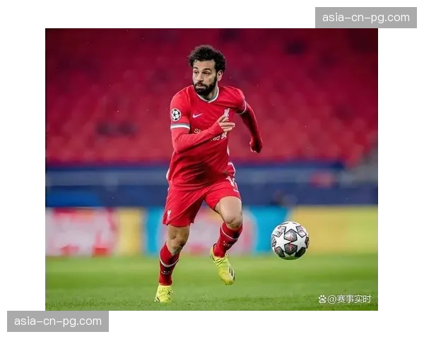 特写：点球绝平后，萨拉赫独自瘫坐安菲尔德草皮