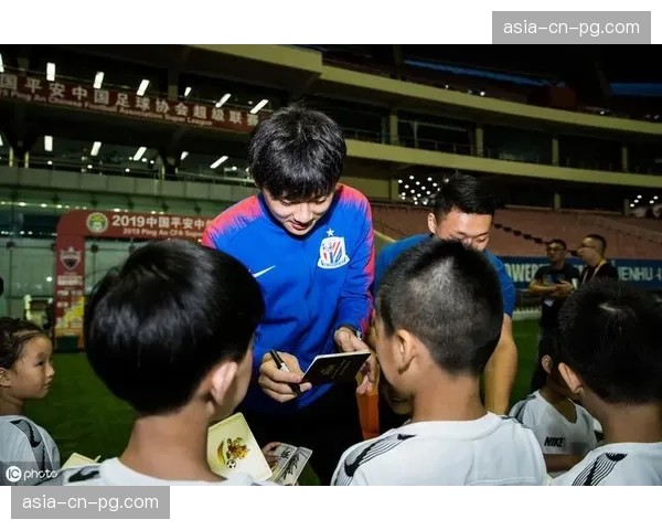 暖心一幕：小球童为进球球员递上水瓶，获球员摸头感谢